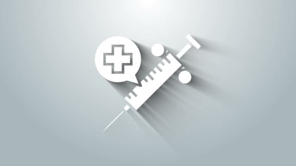 Jeringa médica blanca con icono de aguja aislado sobre fondo gris. Vacunación, inyección, vacuna, concepto de insulina. Animación gráfica de vídeo 4K — Vídeos de Stock