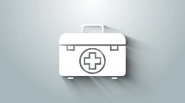 Gri arkaplanda beyaz ilk yardım çantası simgesi izole edildi. Haçlı sağlık kutusu. Acil durumlar için tıbbi ekipman. Sağlık sigortası konsepti. 4K Video hareketli grafik canlandırması