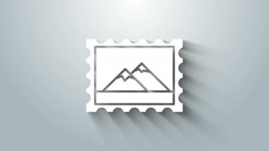 Beyaz Posta Damgası ve Dağlar simgesi gri arka planda izole edilmiş. 4K Video hareketli grafik canlandırması