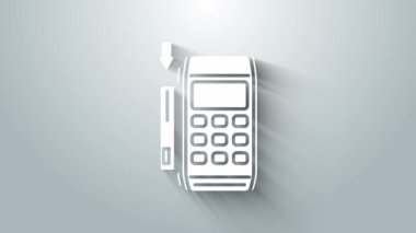 Gri arkaplanda izole edilmiş kredi kartı simgesine sahip White Pos terminali. Ödeme terminali işlemi. Kartla öde. 4K Video hareketli grafik canlandırması