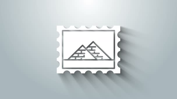 Біла поштова марка та піраміди Єгипту ізольовані на сірому тлі. 4K Відеографічна анімація — стокове відео