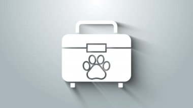 Beyaz Evcil Hayvan ilk yardım çantası simgesi gri arkaplanda izole edildi. Köpek ya da kedi pençesi izi. Klinik kutusu. 4K Video hareketli grafik canlandırması