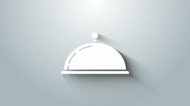 Gri arka planda izole edilmiş bir tepsi yiyecek ikonu ile kaplanmış. Tepsi ve kapak işareti. Kapaklı bir restoran saati. Mutfak eşyaları sembolü. 4K Video hareketli grafik canlandırması