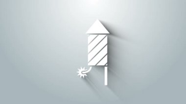 Beyaz Firework roket ikonu gri arka planda izole edildi. Eğlence partisi anlayışı. Patlayıcı havai fişek sembolü. 4K Video hareketli grafik canlandırması