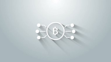 Beyaz Kripto para birimi bitcoin, gri arka planda izole edilmiş mikroçip devre ikonu ile daire içinde. Engelleme teknolojisi, dijital para piyasası. 4K Video hareketli grafik canlandırması