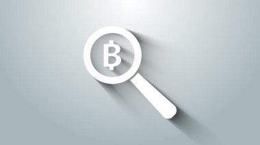 Gri arka planda Bitcoin simgesi olan beyaz büyüteç. Madeni para. Engelleme zinciri tabanlı şifreli para birimi. 4K Video hareketli grafik canlandırması