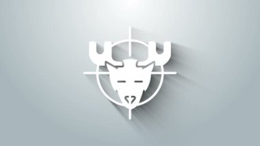 Gri arka planda izole edilmiş hedef simgesi olan geyik üzerinde beyaz av. Geyik ve hedefli av kulübü logosu. Tüfek merceği bir geyiği hedef alıyor. 4K Video hareketli grafik canlandırması