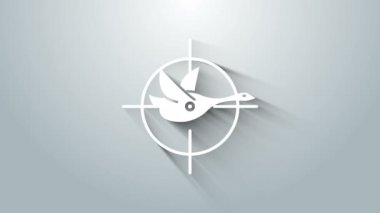 Gri arkaplanda hedef ikonu olan ördek üzerinde beyaz av. Ördekli ve hedefli av kulübü logosu. Tüfek merceği ördeğe nişan alıyor. 4K Video hareketli grafik canlandırması