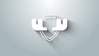 Beyaz Geyik boynuzları, gri arka planda izole edilmiş kalkan simgesinde. Duvarda av kupası. 4K Video hareketli grafik canlandırması