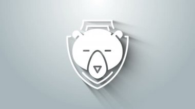 Beyaz Ayı başı, gri arka planda izole edilmiş kalkan simgesinde. Duvarda av kupası. 4K Video hareketli grafik canlandırması