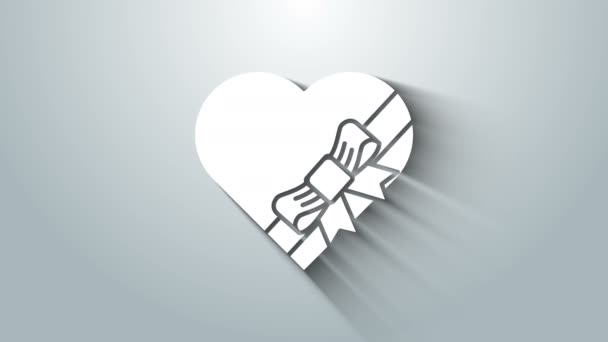 Bílé bonbóny ve tvaru srdce krabice a luk ikony izolované na šedém pozadí. Valentýn. Grafická animace pohybu videa 4K — Stock video