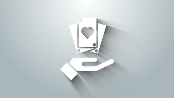 Tangan Putih memegang ikon kartu bermain terisolasi pada latar belakang abu-abu. Desain permainan kasino. Animasi grafis gerak Video 4K — Stok Video