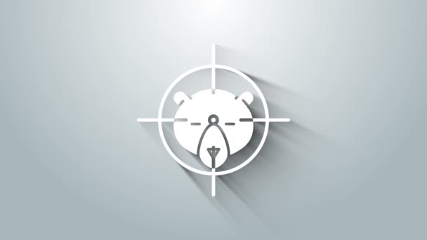 灰色の背景に隔離された十字アイコンを持つクマのホワイトハント。クマとターゲットと狩猟クラブのロゴ。クマを狙うライフルレンズ。4Kビデオモーショングラフィックアニメーション — ストック動画