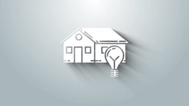 Beyaz Akıllı Ev ve Ampul ikonu gri arka planda izole edildi. 4K Video hareketli grafik canlandırması