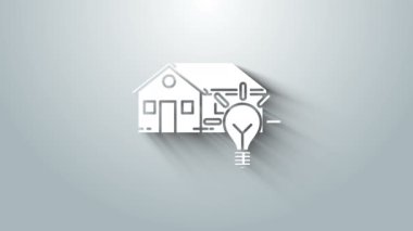 Beyaz Akıllı Ev ve Ampul ikonu gri arka planda izole edildi. 4K Video hareketli grafik canlandırması