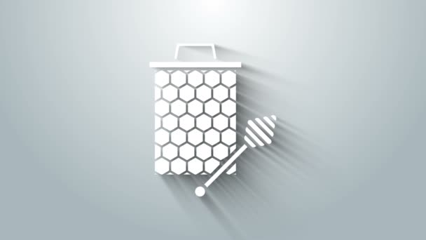 白いハニカムと蜂蜜のディップスティックアイコンがグレーの背景に隔離されています。ハニー・ラドル。蜂蜜の細胞のシンボル。甘い自然食品。4Kビデオモーショングラフィックアニメーション — ストック動画