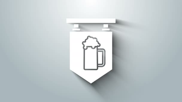 Bílá pouliční tabule se skleněnou ikonou piva izolovanou na šedém pozadí. Vhodné pro inzeráty bar, kavárna, hospoda, restaurace. Grafická animace pohybu videa 4K — Stock video