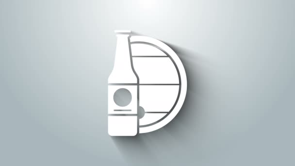 Fehér sörösüveg és fahordó ikon elszigetelt szürke háttér. 4K Videó mozgás grafikus animáció — Stock videók