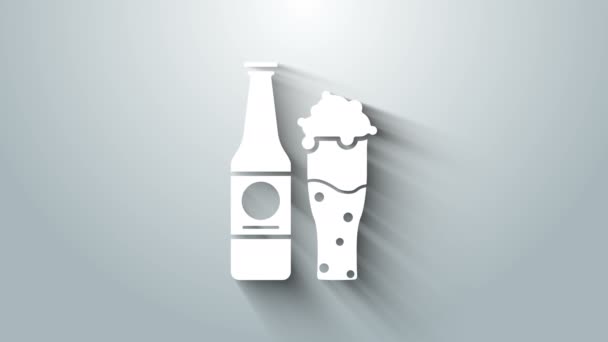 Μπουκάλι λευκής μπύρας και γυάλινο εικονίδιο απομονώνονται σε γκρι φόντο. Σύμβολο αλκοόλ ποτό. 4K Γραφική κίνηση κίνησης βίντεο — Αρχείο Βίντεο