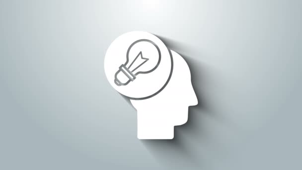 Fehér emberi fej izzó ikon izolált szürke alapon. 4K Videó mozgás grafikus animáció — Stock videók