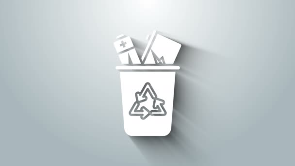 Cubo de reciclaje blanco con icono de símbolo de reciclaje aislado sobre fondo gris. Icono de bote de basura. Cartel de basura. Reciclar signo de cesta. Animación gráfica de vídeo 4K — Vídeo de stock