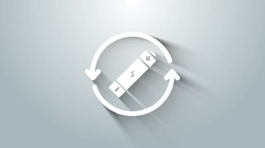 Geri dönüşüm sembolü simgesi olan beyaz pil gri arkaplanda izole edilmiş. Geri dönüşüm sembollü pil - yenilenebilir enerji konsepti. 4K Video hareketli grafik canlandırması