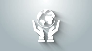 Beyaz insan elleri, gri arkaplanda Dünya 'nın simgesini tutuyor. Dünya kavramını sakla. 4K Video hareketli grafik canlandırması