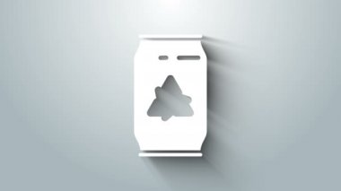 Geri dönüşüm sembollü beyaz kutu ve gri arkaplanda izole edilmiş ikon. Çöp kutusu simgesi. Çöp kutusu tabelası. Geri dönüşüm sepeti işareti. 4K Video hareketli grafik canlandırması