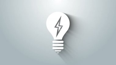 Gri arkaplanda ışık simgesi olan beyaz ampul. Lamba ışığı. Fikir sembolü. 4K Video hareketli grafik canlandırması