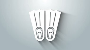 Yüzme ikonu için beyaz plastik yüzgeçler gri arka planda izole edilmiş. Dalış ekipmanları. Olağanüstü bir spor. Spor malzemeleri. 4K Video hareketli grafik canlandırması