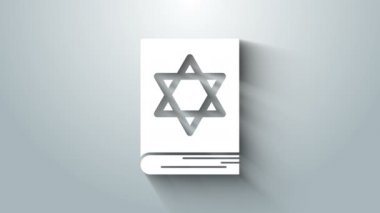 Beyaz Yahudi torah kitap ikonu gri arkaplanda izole edilmiş. Musa 'nın Pentateuch' u. İncil 'in kapağında Davut Yıldızı' nın resmi var. 4K Video hareketli grafik canlandırması