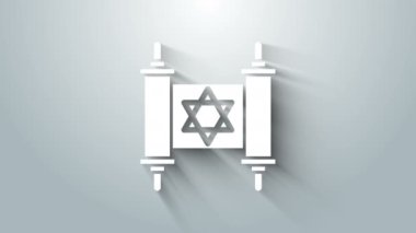 Beyaz Tevrat kaydırma simgesi gri arkaplanda izole edildi. Genişletilmiş Yahudi Tevrat 'ı. David 'in Yıldızı sembolü. Eski parşömen tomarı. 4K Video hareketli grafik canlandırması