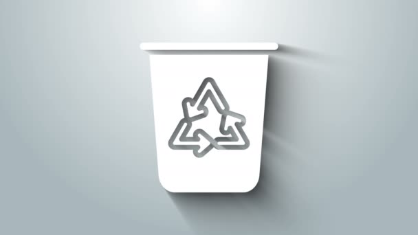 Λευκό κάδο ανακύκλωσης με το εικονίδιο του συμβόλου ανακύκλωσης που απομονώνεται σε γκρι φόντο. Εικονίδιο δοχείου απορριμμάτων. Σήμα σκουπιδοτενεκέ. Ανακυκλώστε το καλάθι. 4K Γραφική κίνηση κίνησης βίντεο — Αρχείο Βίντεο
