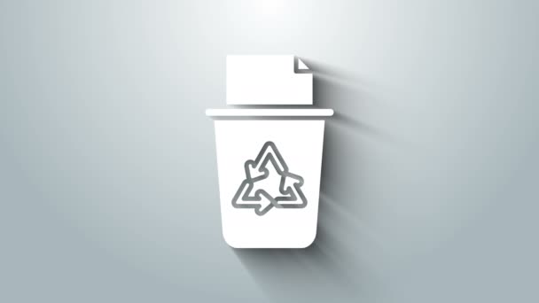 Cubo de reciclaje blanco con icono de símbolo de reciclaje aislado sobre fondo gris. Icono de bote de basura. Cartel de basura. Reciclar signo de cesta. Animación gráfica de vídeo 4K — Vídeos de Stock