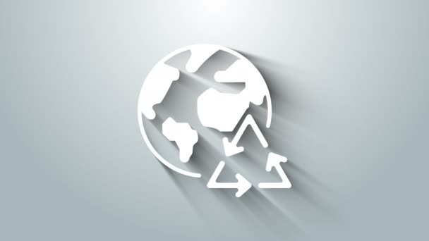 Λευκή Γη Πλανήτη και ένα εικονίδιο ανακύκλωσης απομονωμένο σε γκρι φόντο. Περιβαλλοντική αντίληψη. 4K Γραφική κίνηση κίνησης βίντεο — Αρχείο Βίντεο