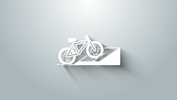 Vit cykel på gatan ramp ikon isolerad på grå bakgrund. Skridskobana. Extrem sport. Sportutrustning. 4K Video motion grafisk animation — Stockvideo