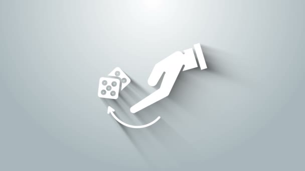 灰色の背景に隔離された白い人間の手投げゲームダイスアイコン。4Kビデオモーショングラフィックアニメーション — ストック動画