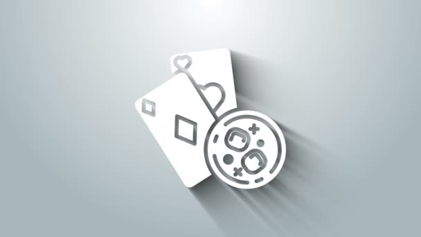 Bílé Hrací karty a sklenice whisky s ikonou kostky ledu izolované na šedém pozadí. Hazard v kasinu. Grafická animace pohybu videa 4K — Stock video