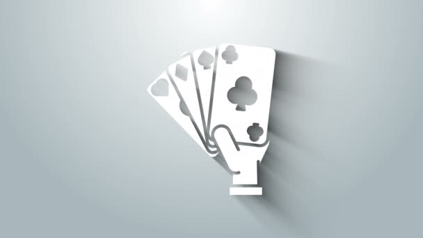 Mão branca segurando o ícone de cartas de baralho isolado no fundo cinza. Projeto do jogo do casino. Animação gráfica em movimento de vídeo 4K — Vídeo de Stock