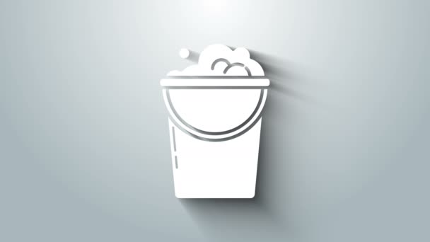 Bílý kyblík s pěnou a bublinami ikony izolované na šedém pozadí. Koncept úklidové služby. Grafická animace pohybu videa 4K — Stock video