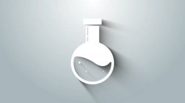 Gri zemin üzerinde iksir ikonu olan beyaz şişe. Sihirli iksirli matara. Mutlu Cadılar Bayramı Partisi. 4K Video hareketli grafik canlandırması