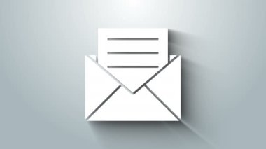 Gri arkaplanda davetiye kartı simgesi olan beyaz zarf. 4K Video hareketli grafik canlandırması