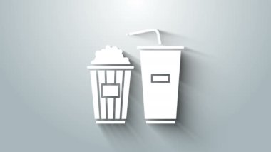 Karton kutuda beyaz patlamış mısır ve gri arka planda izole edilmiş saman ve su ikonu içen kağıt bardak. Soda bardağı. 4K Video hareketli grafik canlandırması