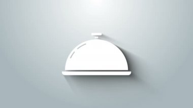 Gri arka planda izole edilmiş bir tepsi yiyecek ikonu ile kaplanmış. Tepsi ve kapak işareti. Kapaklı bir restoran saati. Mutfak eşyaları sembolü. 4K Video hareketli grafik canlandırması