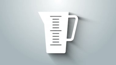 Gri arkaplanda izole edilmiş kuru ve sıvı yiyecek ikonunu ölçmek için beyaz ölçü kabı. Plastik şişenin sapı var. 4K Video hareketli grafik canlandırması