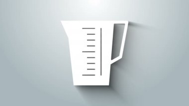Gri arkaplanda izole edilmiş kuru ve sıvı yiyecek ikonunu ölçmek için beyaz ölçü kabı. Plastik şişenin sapı var. 4K Video hareketli grafik canlandırması