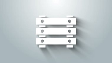 Gri arka planda izole edilmiş kurşun ikonu olan beyaz askeri cephane kutusu. 4K Video hareketli grafik canlandırması