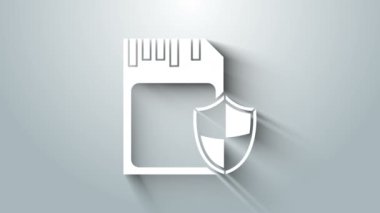 Beyaz SD kart ve kalkan simgesi gri arkaplanda izole edildi. Hafıza kartı. Adaptör simgesi. Güvenlik, güvenlik, koruma, gizlilik kavramı. 4K Video hareketli grafik canlandırması