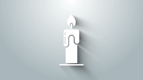 Biała płonąca ikona świecy odizolowana na szarym tle. Cylindryczny aromatyczny patyk świecy z palącym się płomieniem. Wesołego Halloween. 4K Animacja graficzna ruchu wideo — Wideo stockowe