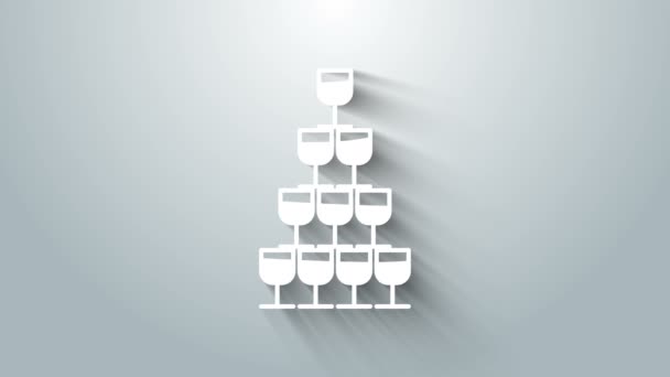 Copos de vinho branco empilhados em um ícone de torre de pirâmide isolado em fundo cinza. Sinal de vinho. Animação gráfica em movimento de vídeo 4K — Vídeo de Stock